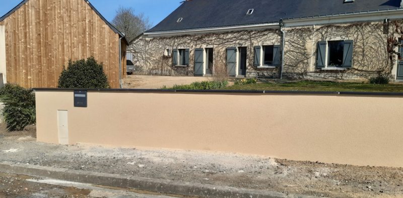 Mur de clôture, enduit et chaperon en ardoise