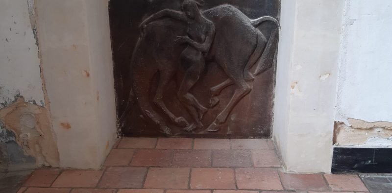 Rénovation d'une cheminée, mise en place de terre cuite et fourniture plaque en fonte